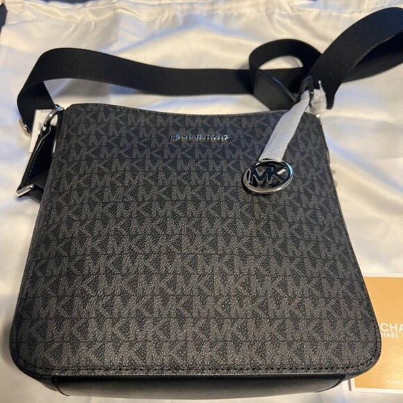 MICHAEL KORS CROSSBODY NWT | Dust Bag and retail store bag included. - Picture 4 of 16